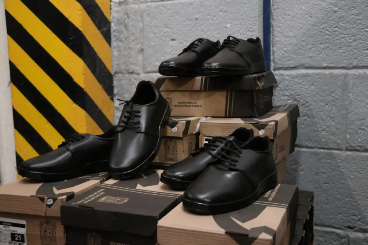 Gobierno de Puebla comprará zapatos escolares a empresas y cooperativas locales 1 Zapatos escolares se adquirirán en cooperativas de Puebla
