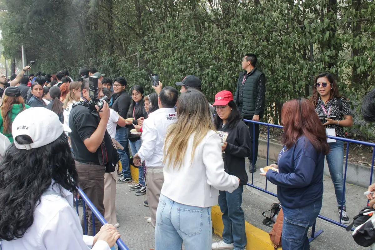 Poblanos hacen fila para el concierto de Pitbull en la Feria de Puebla desde las 3 am 1 Poblanos hacen fila para el concierto de Pitbull en la Feria de Puebla desde las 3 am