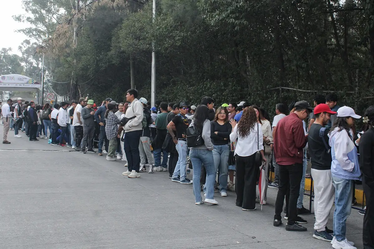 Poblanos hacen fila para el concierto de Pitbull en la Feria de Puebla desde las 3 am