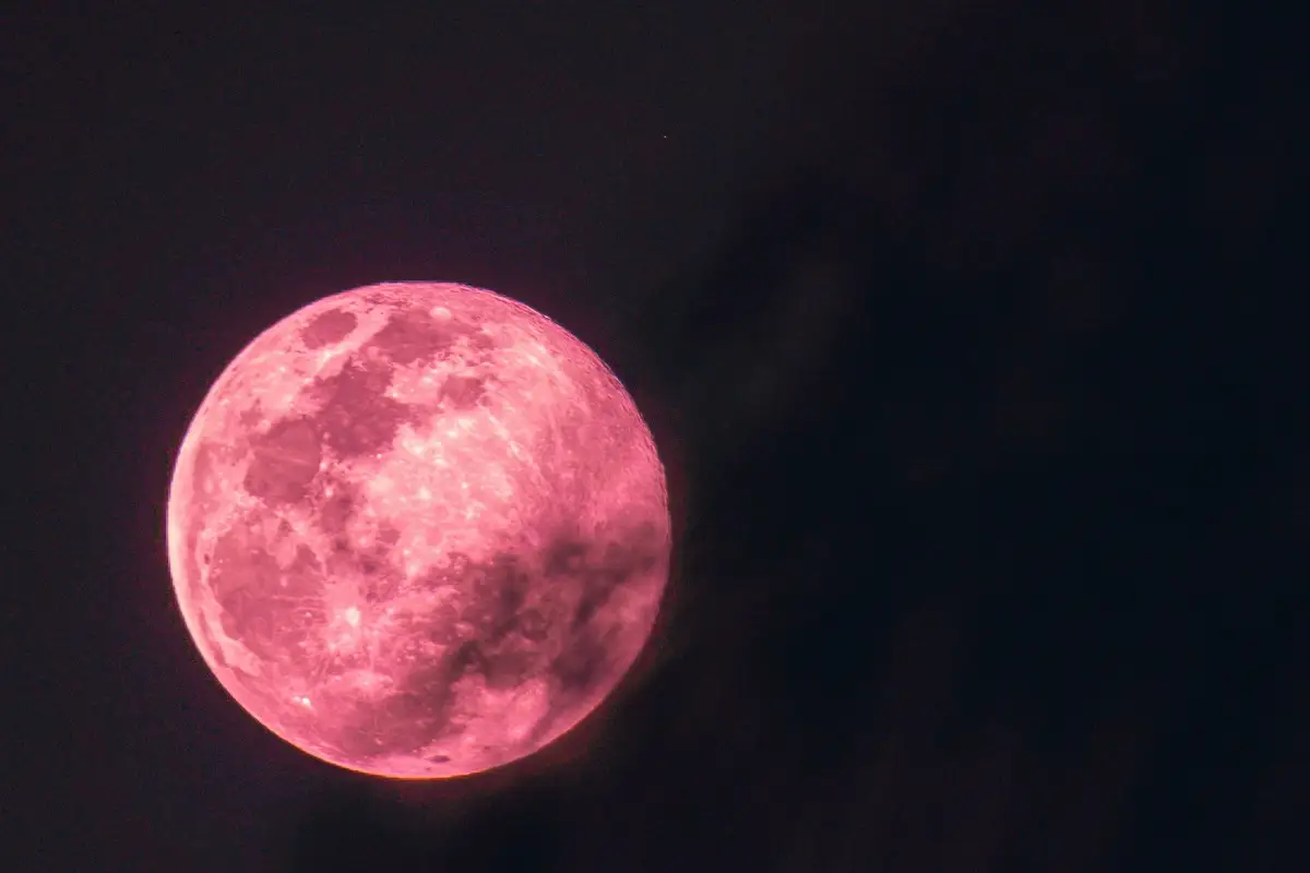 Ritual para la Luna Rosa significado y cómo aprovechar su energía transformadora