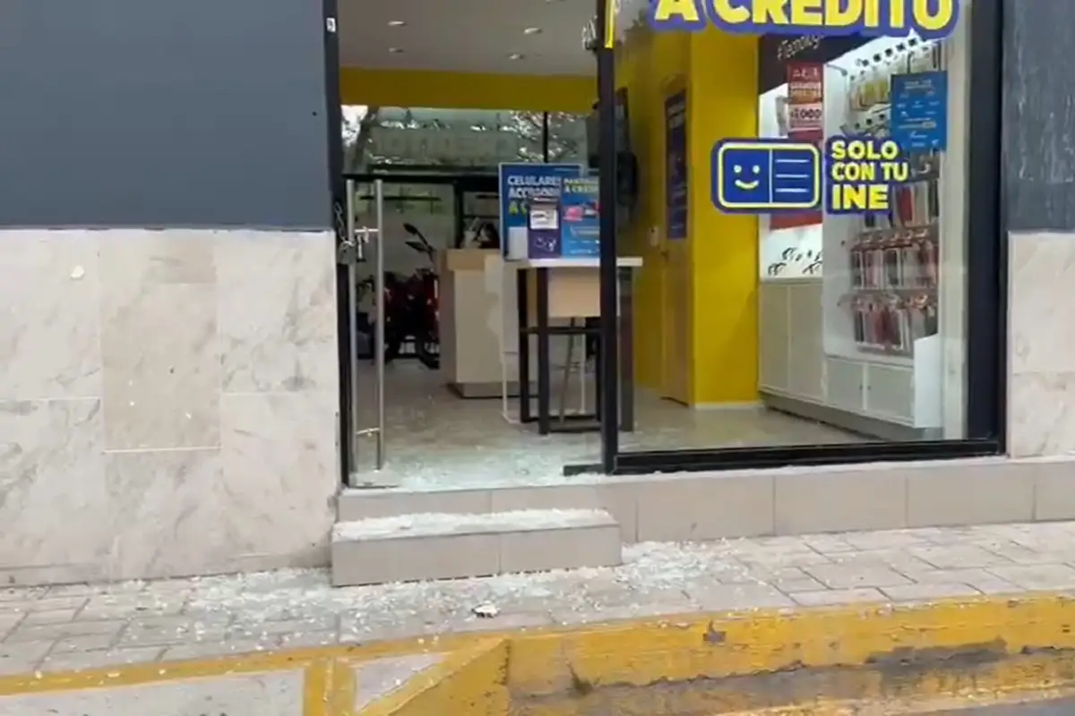 Roban tienda de celulares en Plaza Dorada; el botín ascendería a 80 mil pesos 1 Roban tienda de celulares en Plaza Dorada; el botín ascendería a 80 mil pesos