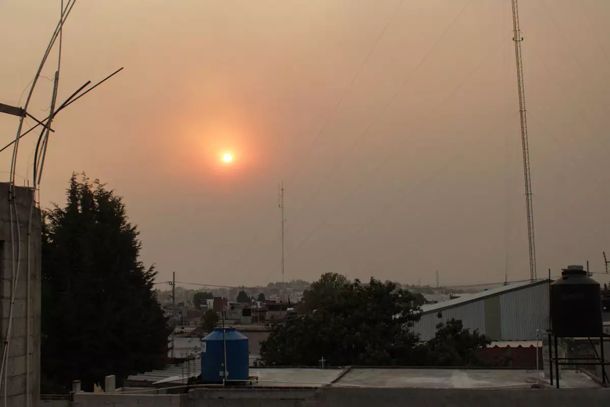 Por qué se tiñó el cielo naranja en Puebla este 15 de abril