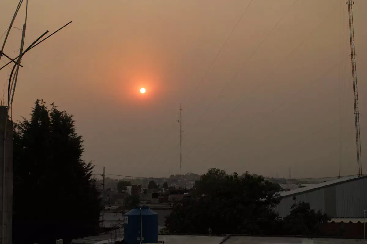 Por qué se tiñó el cielo naranja en Puebla este 15 de abril