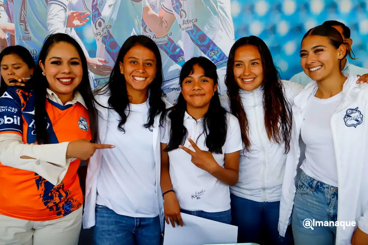 Tonantzin Fernandez encabeza firma de autografos con el Puebla Femenil 1