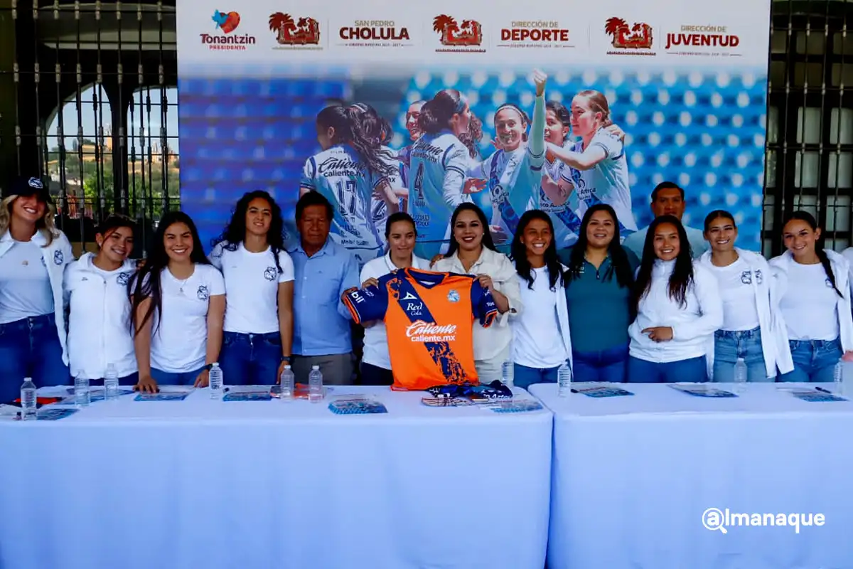 Comprometida con el deporte, Tonantzin Fernández encabeza firma de autógrafos con el Puebla Femenil 5 Tonantzin Fernandez encabeza firma de autografos con el Puebla Femenil 5