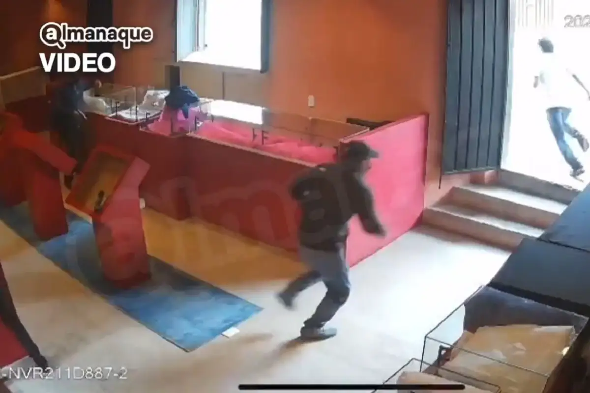 VIDEO: En segundos, sujetos roban centro joyero en El Parián 1 VIDEO En segundos, sujetos roban centro joyero en El Parián