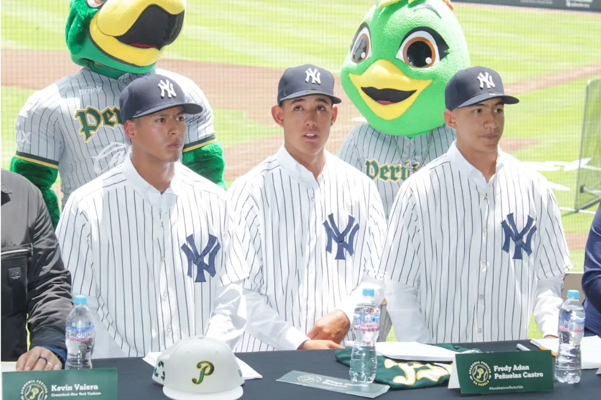 Jóvenes de la Academia Pericos firman con los Yankees