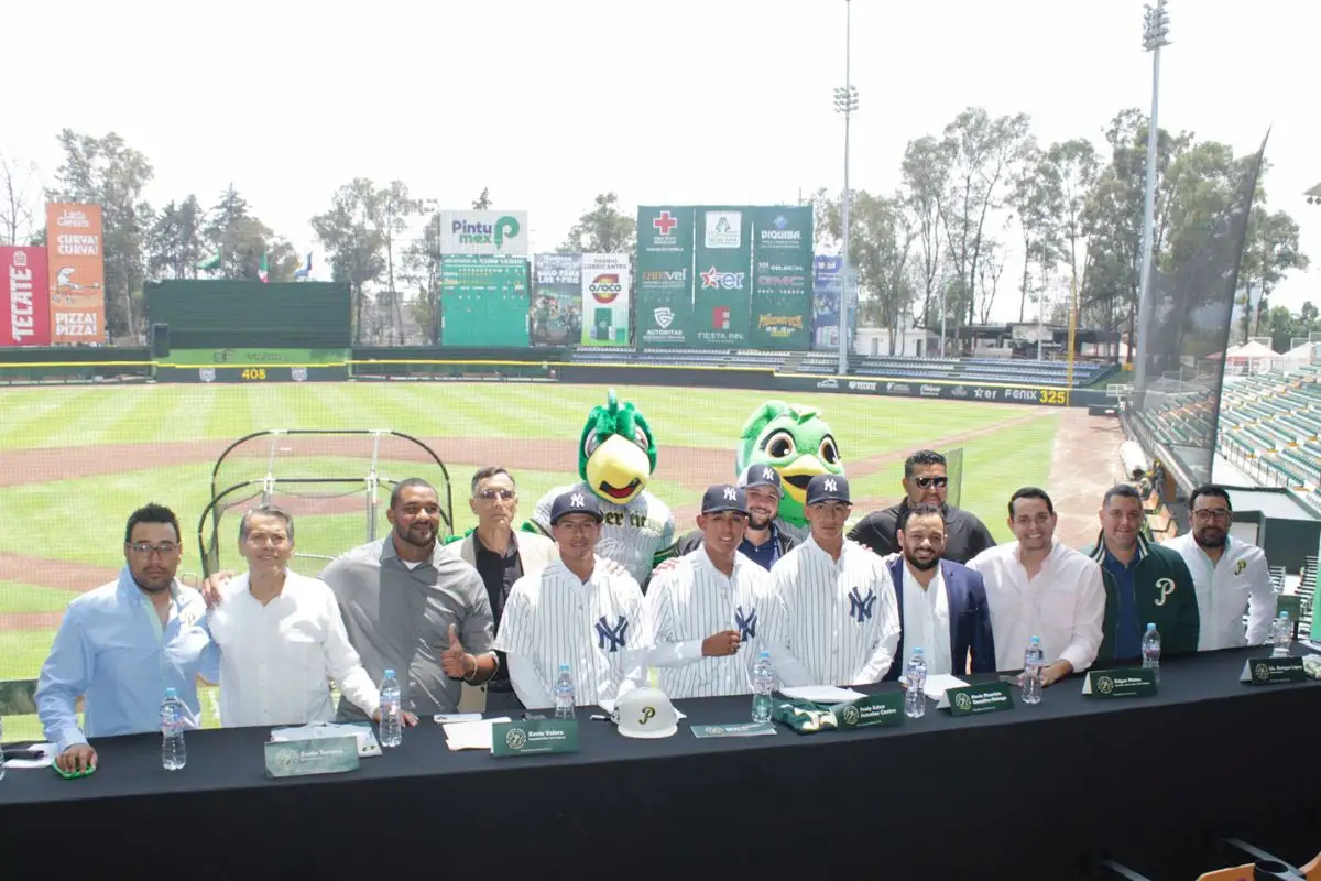 Jóvenes de la Academia Pericos firman con los Yankees