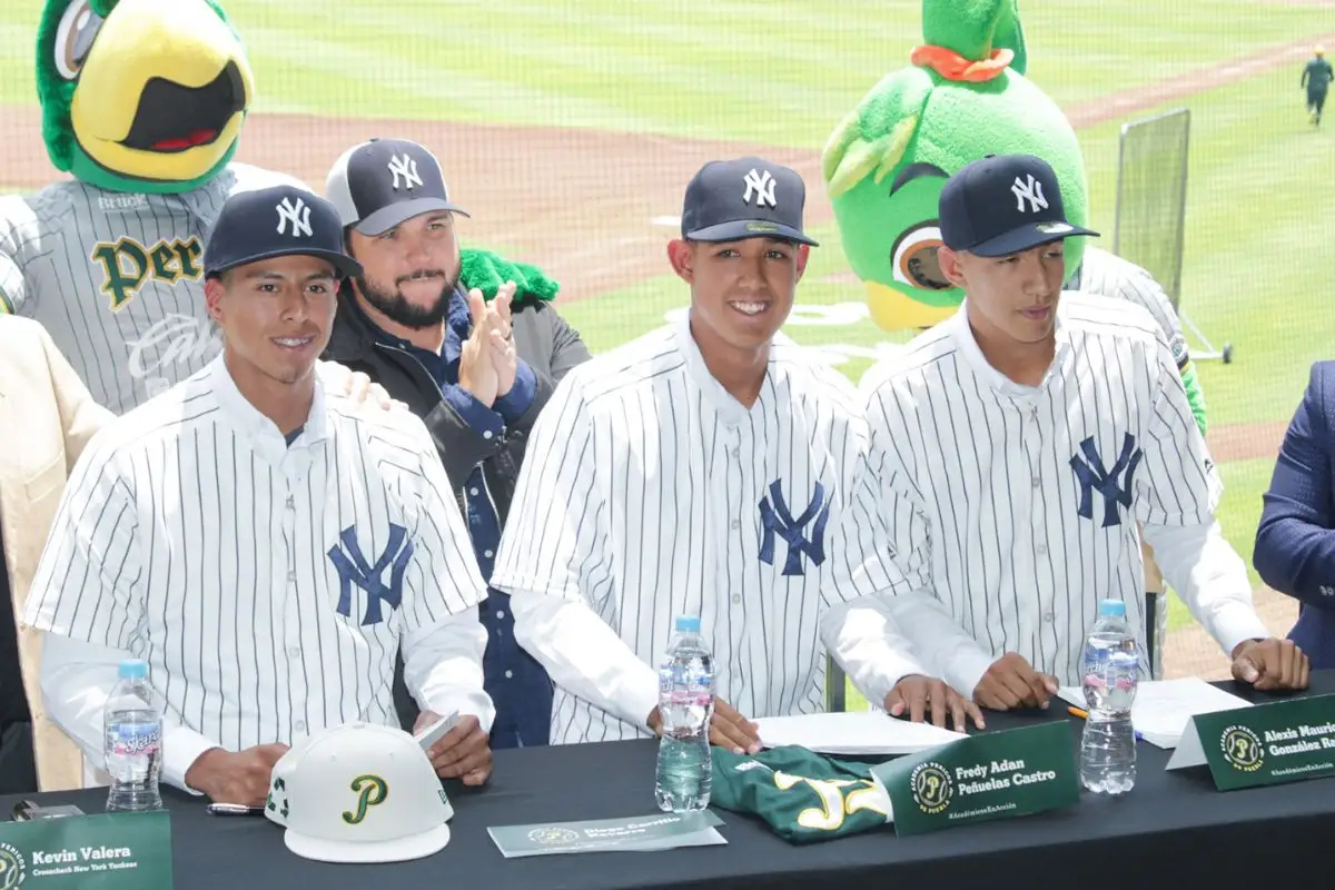 Pericos de Puebla presenta talentos firmados con los Yankees de Nueva York 1 Jóvenes de la Academia Pericos firman con los Yankees