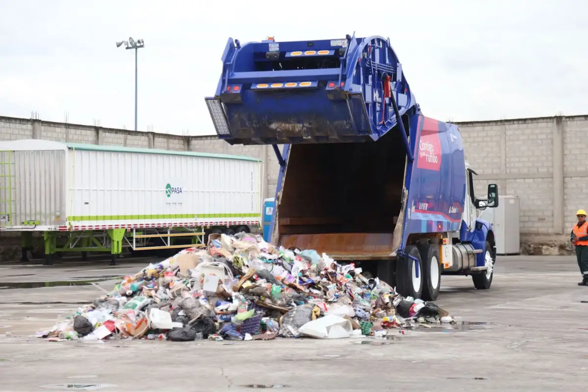 Así asaltan camión recolector de basura en Paseo de las Fuentes