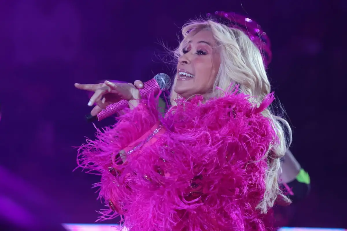 Joven juega en su celular durante concierto de Yuri en el Palenque de Puebla