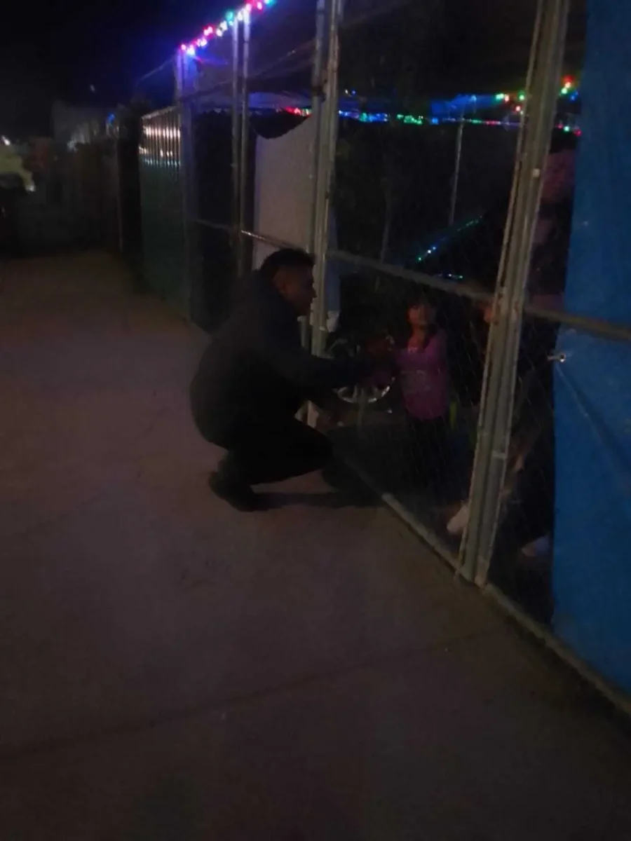 Familia del policía detenido por golpear mujer exige justicia