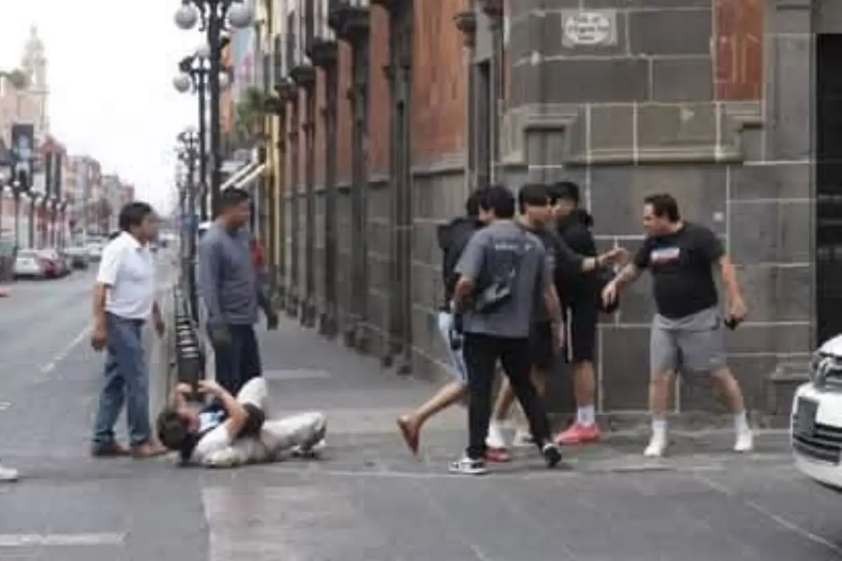 Golpean a reportero en el Centro de Puebla: ellos son los agresores 1 Grupo de sujetos golpea a reportero Juan Carlos Fuentes