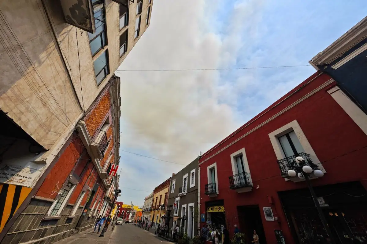 Incendio forestal en Libres provoca mala calidad del aire 