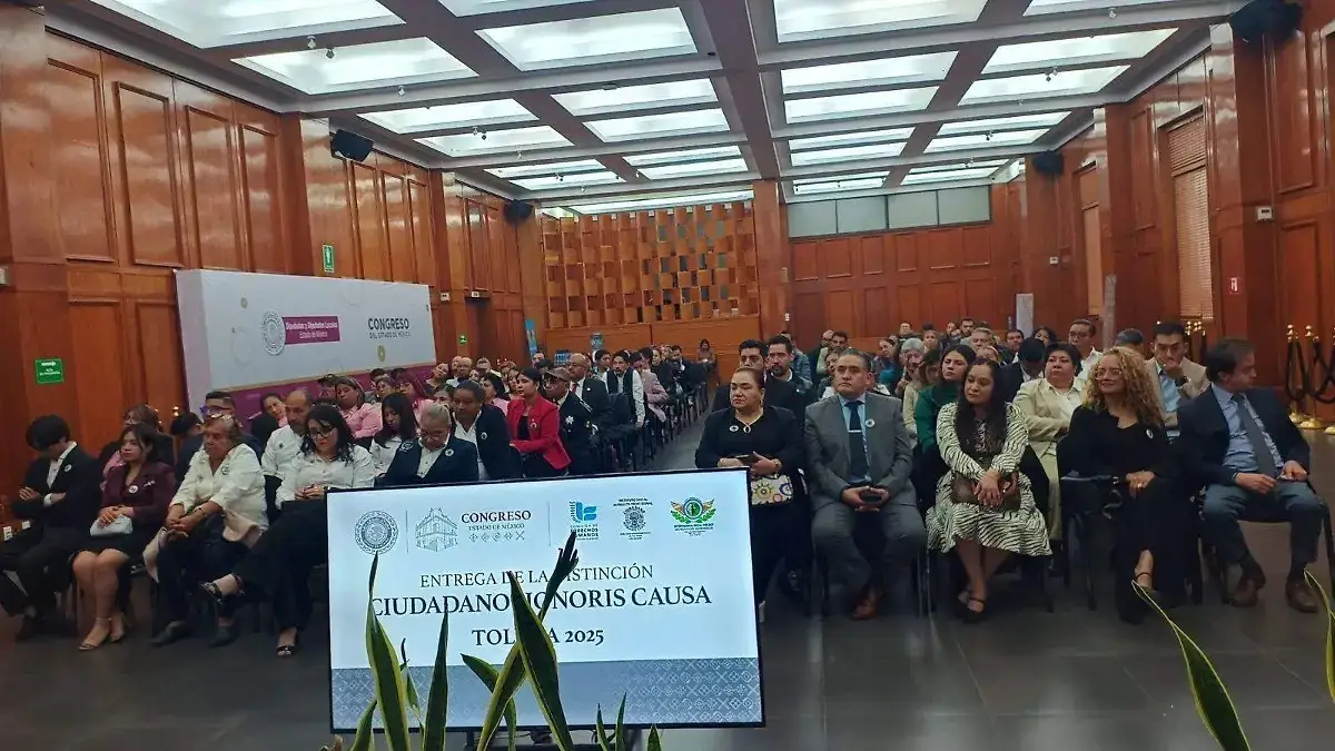 Juan García Activista LGBT+ recibe Honoris Causa en el Congreso de Edomex