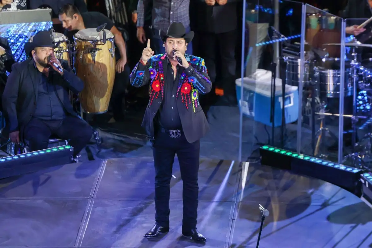 VIDEOS: Julión Álvarez abarrota el Palenque de Puebla en su primera fecha 1 Julión Álvarez inició las presentaciones del Palenque de Puebla