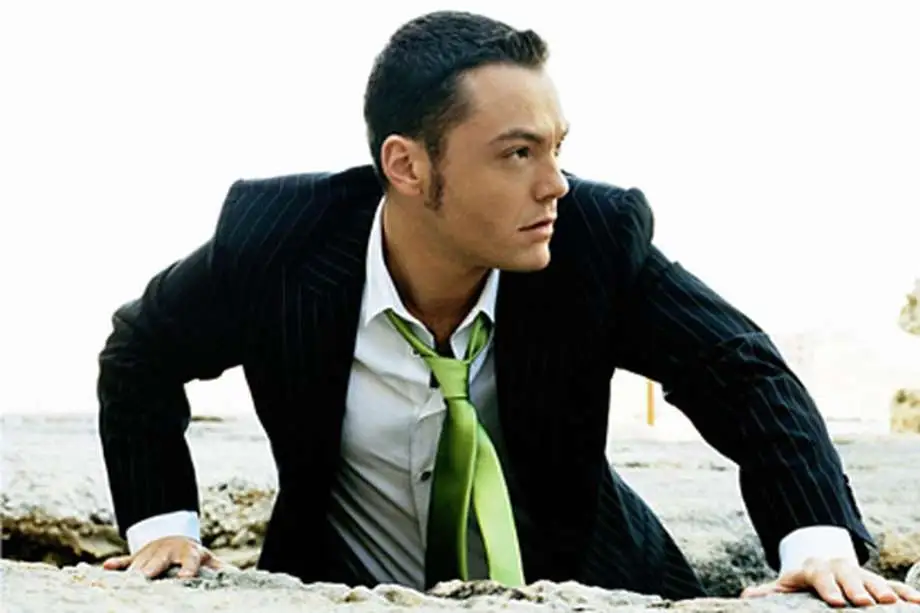 Bigote femenino se impone en 2025 y estos son los memes contra Tiziano Ferro 2 Los Memes de Tiziano Ferro por la moda de bigote femenino