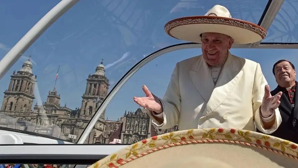 VIDEO: El día que una mujer jaloneó al Papa Francisco en México 2 El día que una mujer jaloneó al papa Francisco en México