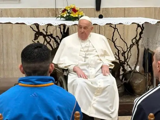 Papa Francisco visita prisión en Roma a un mes de salir del hospital