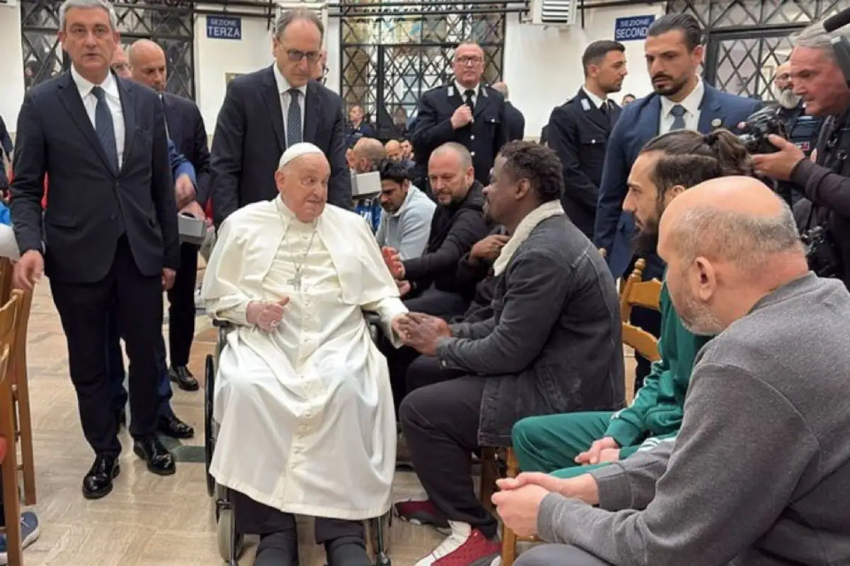 Papa Francisco visita prisión en Roma a un mes de salir del hospital 1 Papa Francisco visita prisión en Roma a un mes de salir del hospital