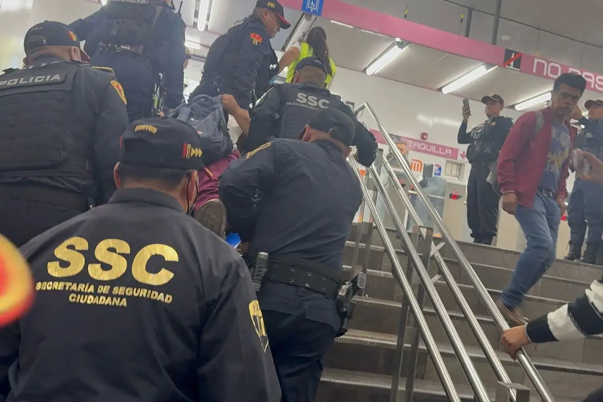 “No sentía las piernas y tenía mareos”: Joven recibe pinchazo en el Metro de la CDMX 1 pinchazo en el metro