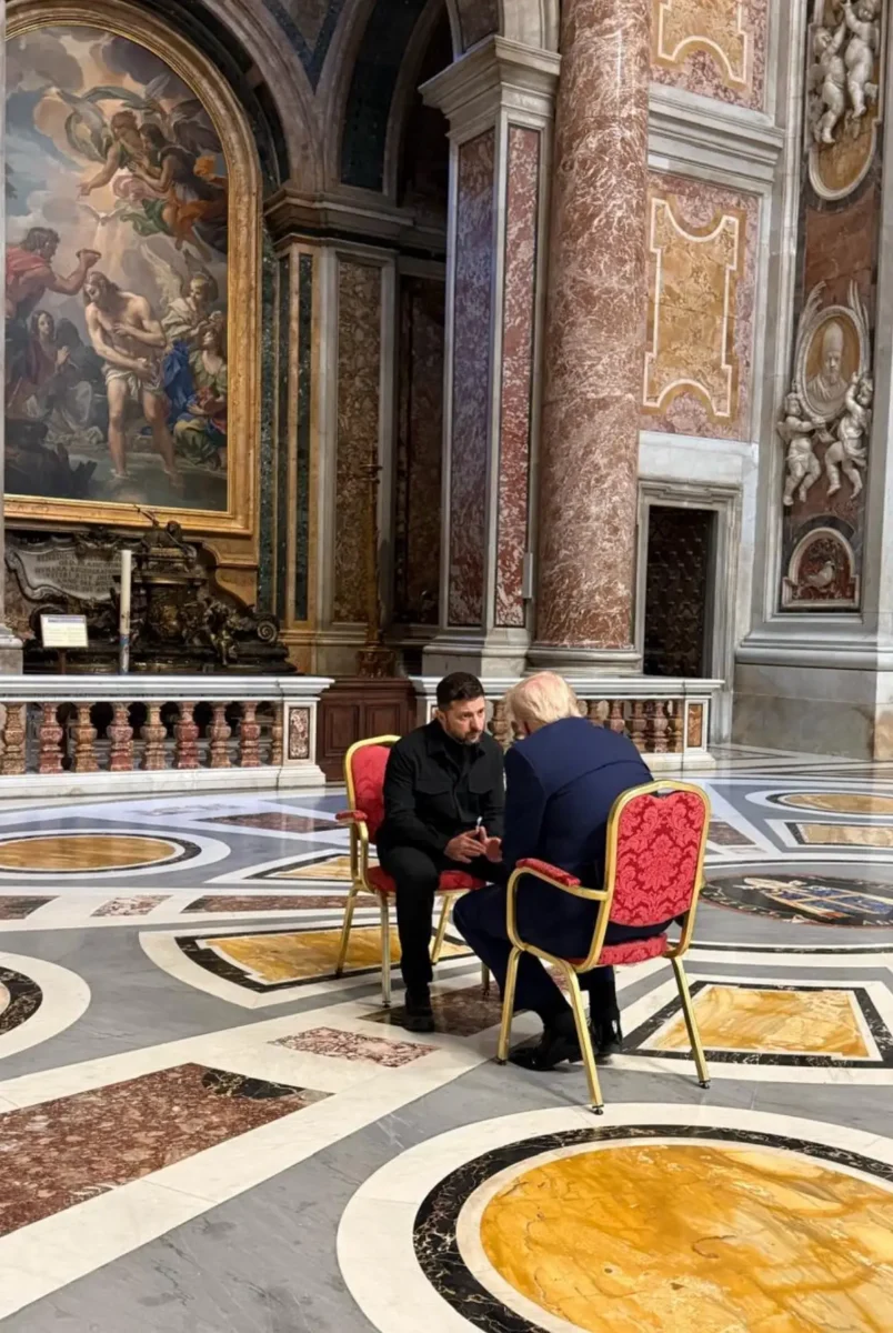 Funeral del papa Francisco se ve empañado por la reunión en el Vaticano entre Trump y Zelenski
