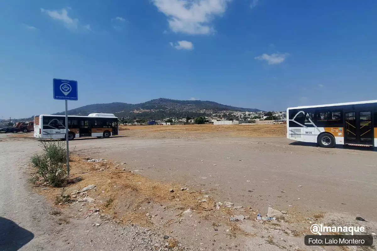 La terminal de Amozoc Línea 4 opera en un lote baldío