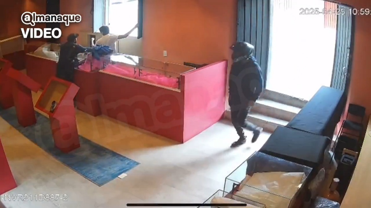 sujetos roban centro joyero en El Parián 