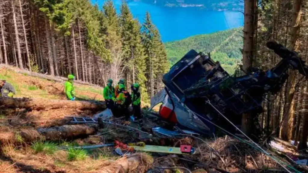 Teleférico en Nápoles cae y deja cuatro personas muertas