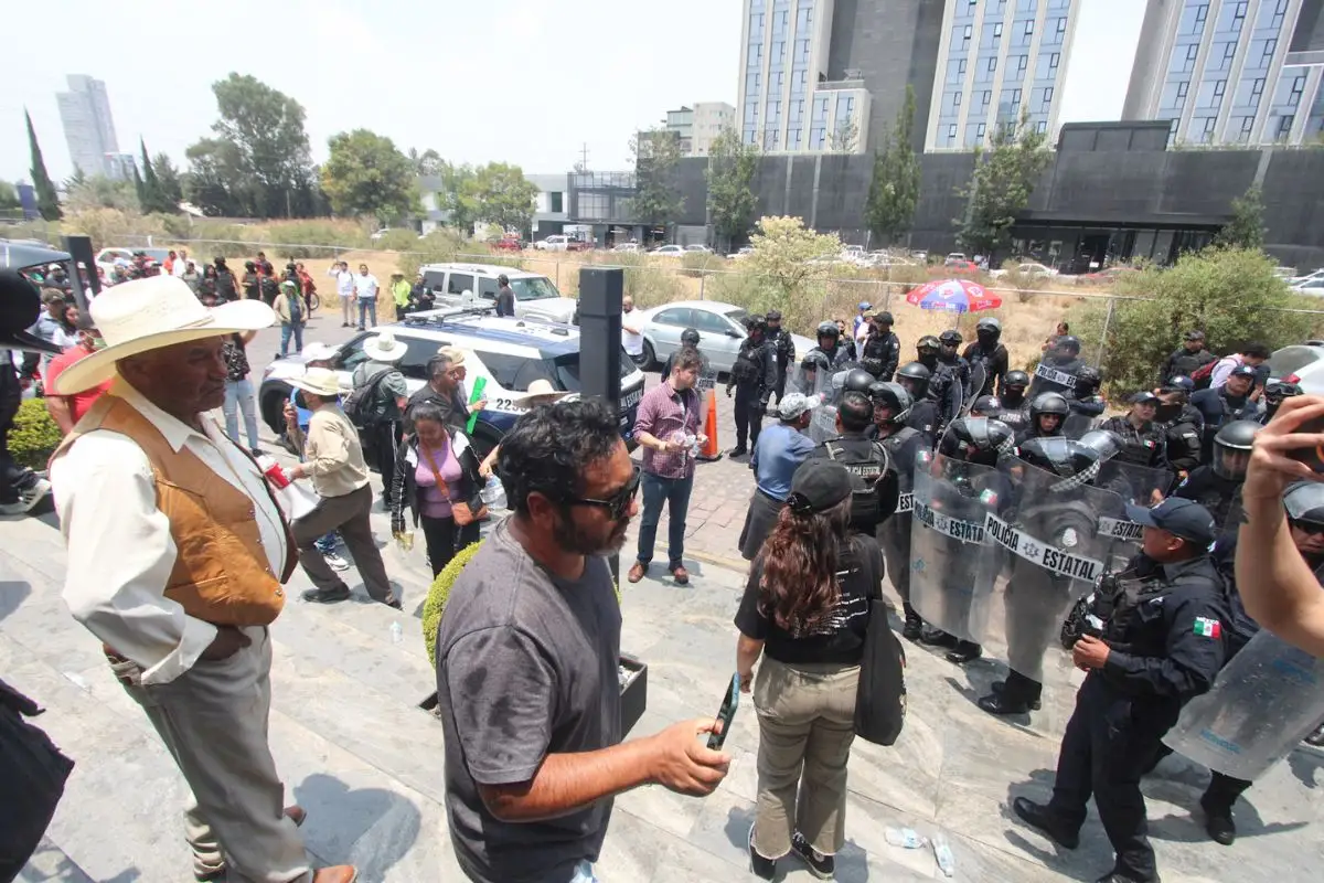 (VIDEOS) Campesinos toman oficinas del SAT Angelópolis y se enfrentan a la policía 1 (VIDEOS) Campesinos toman oficinas del SAT Angelópolis y se enfrentan a la policía