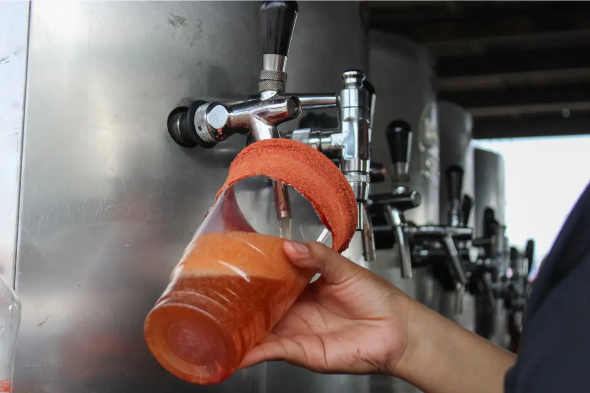 Venta ilegal de alcohol abunda en tianguis y canchas de Puebla: Segom 1 Venta de micheladas en tianguis y canchas de Puebla persiste