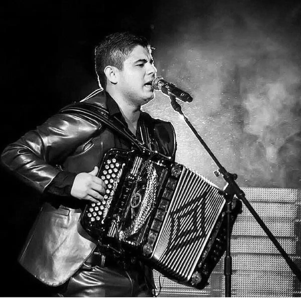 Alfredo Olivas se cae en pleno concierto al intentar imitar a Naruto