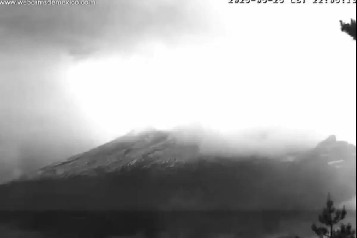 VIDEO: Así se vio el potente rayo que cayó sobre el cráter del Popocatépetl 2 Así se vio el potente rayo que cayó sobre el cráter del Popocatépetl