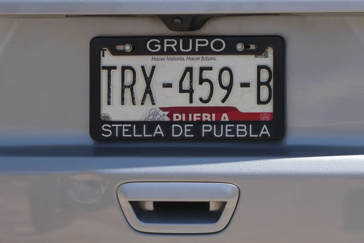 VIDEO: Así una pareja roba placas de automóviles en Puebla 1 Así una pareja roba placas de automóviles en Puebla