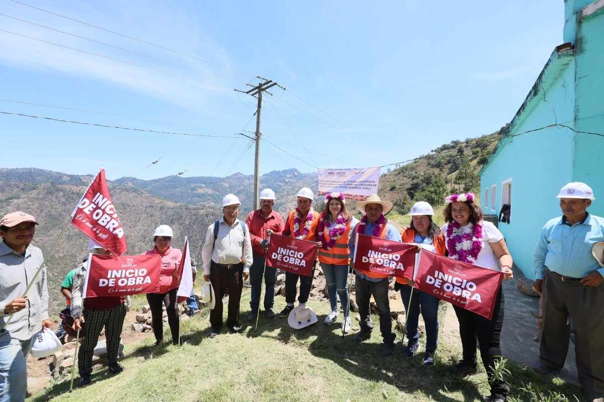 Bety Sánchez coloca primera piedra para muro de contención del Bachillerato Digital de Zoquitla 1 Bety Sánchez coloca primera piedra para muro de contención del Bachillerato Digital de Zoquitla