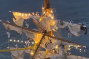 Buque escuela Cuauhtémoc choca contra el puente de Brooklyn y deja dos marinos muertos