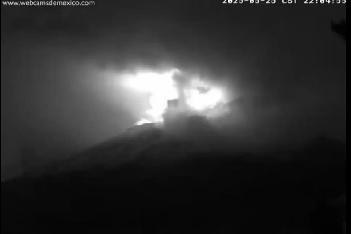 VIDEO: Así se vio el potente rayo que cayó sobre el cráter del Popocatépetl