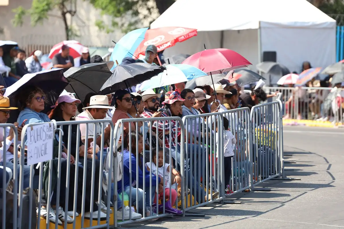 Desfile de la Batalla del 5 de Mayo 2025 poblanos madrugan para apartar lugar