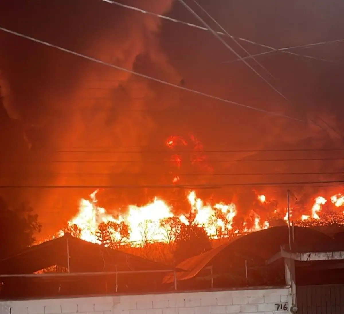Explosión de pipa en la autopista Puebla-Orizaba provoca incendio masivo en Nogales