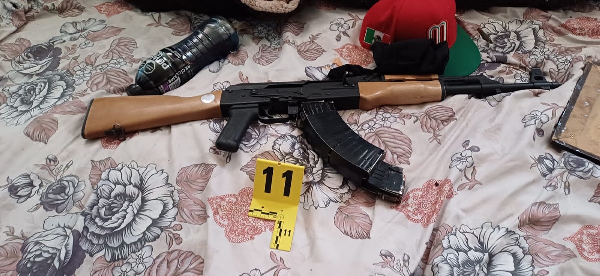FGE y SSP aseguran armamento de alto poder en casa de seguridad de grupo delictivo en Puebla