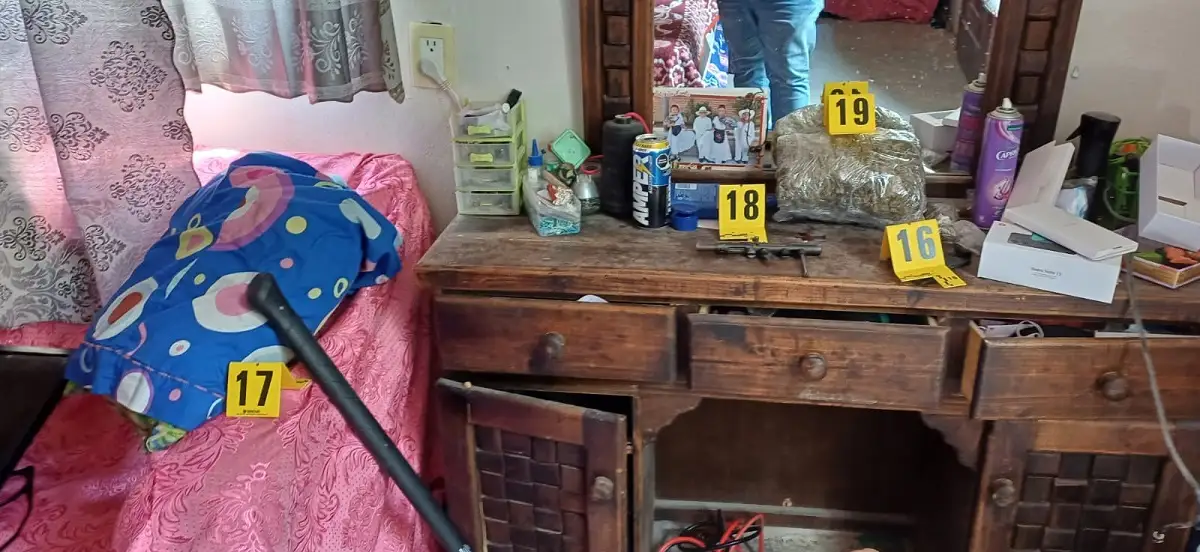 FGE y SSP aseguran armamento de alto poder en casa de seguridad de grupo delictivo en Puebla