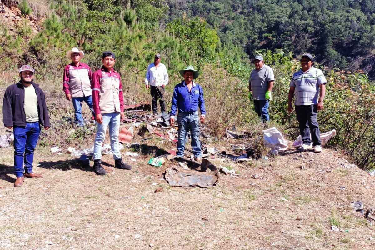 Más de una tonelada de basura retira el Ayuntamiento de Zacatlán en basurero clandestino de San Miguel Tenango 1 Más de una tonelada de basura retira el Ayuntamiento de Zacatlán en basurero clandestino de San Miguel Tenango