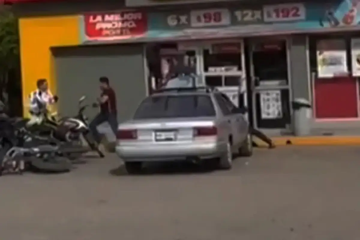 VIDEO: Motociclistas golpean a policías que los detuvieron por no llevar casco 1 Motociclistas golpean a policías que los detuvieron por no llevar casco