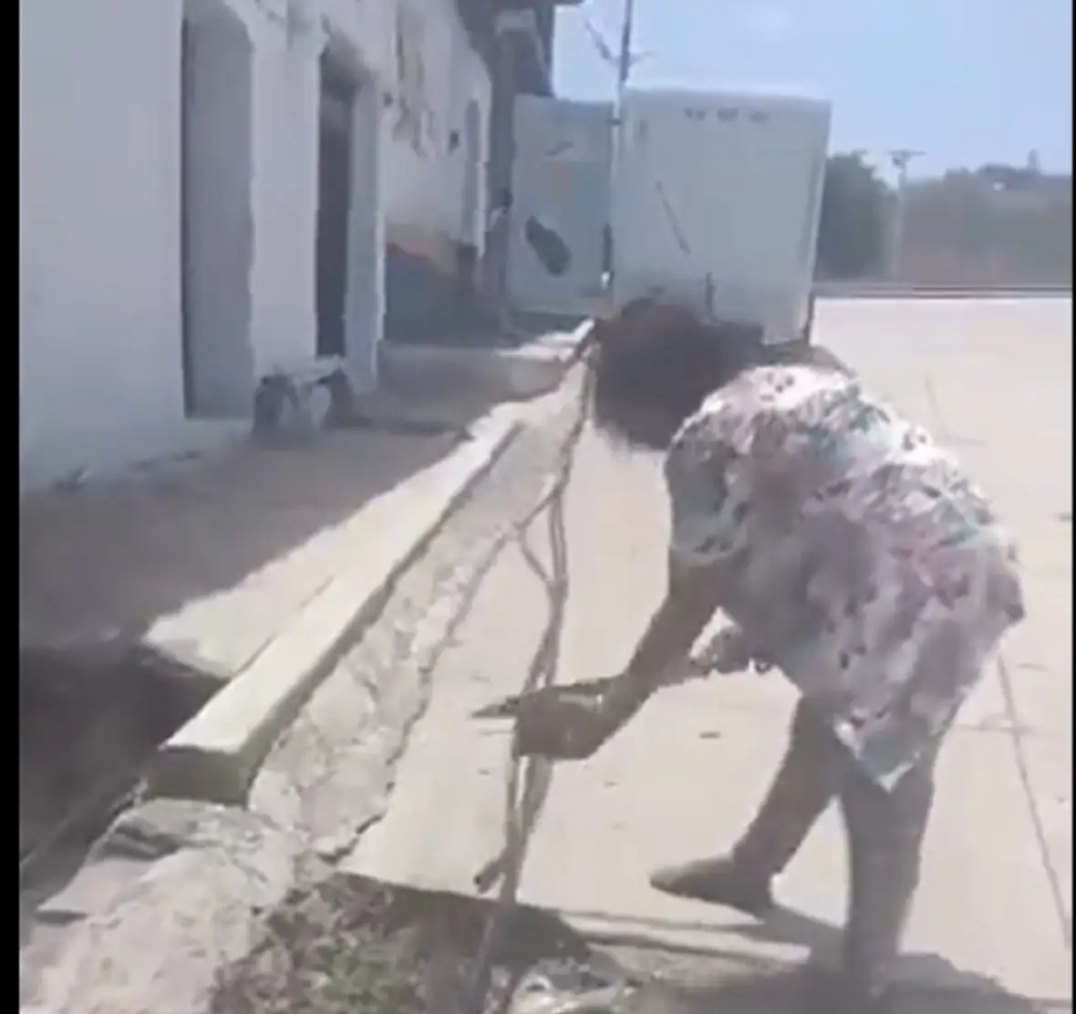 VIDEO: Mujer con machete corta mangueras y deja sin agua a una comunidad en Oaxaca