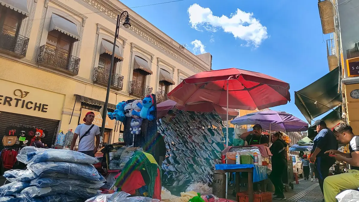 Reducen a la mitad presencia de ambulantes en el Centro Histórico, afirma Segom
