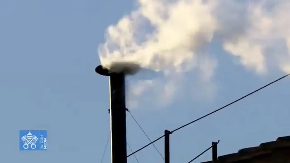 Sale humo blanco de la Capilla Sixtina