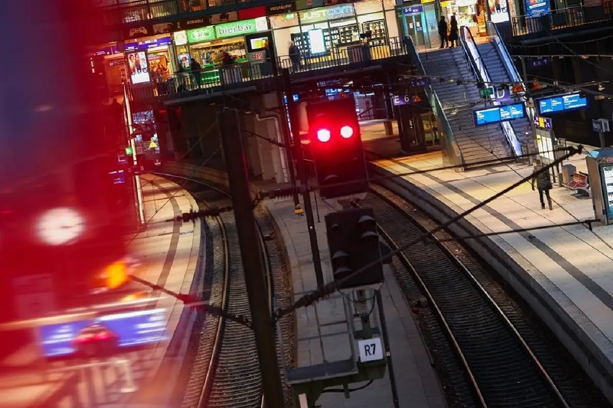 Mujer apuñala a varias personas en estación de trenes de Hamburgo y deja 12 heridos 1 Sujeto apuñala a varias personas en estación de trenes de Hamburgo y deja 12 heridos