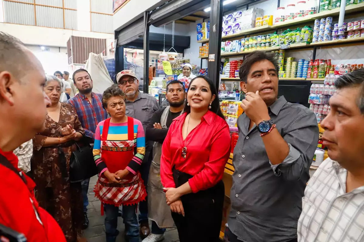 Tonantzin Fernandez escucha y dialoga con comerciantes del Tianguis Xixitla 3