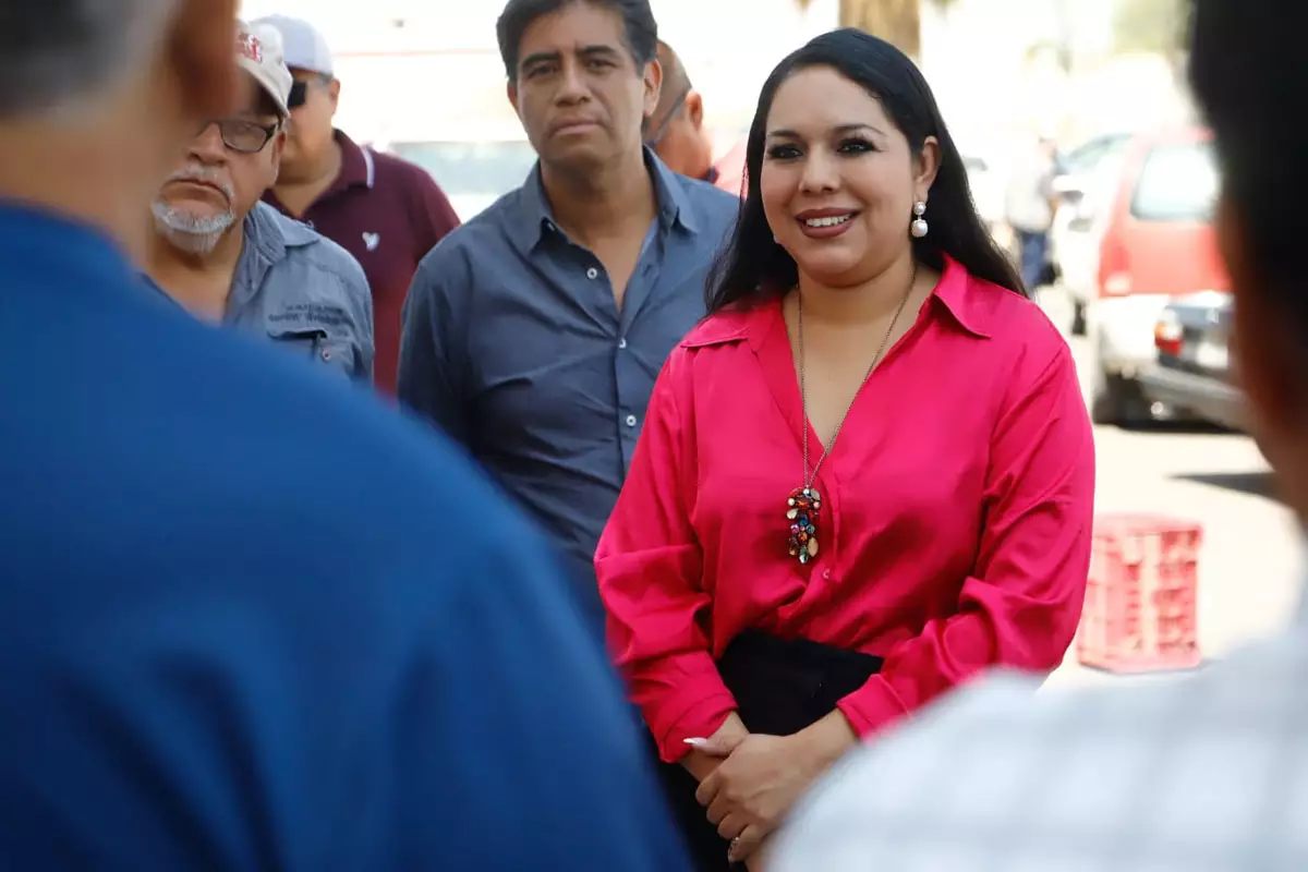 Tonantzin Fernandez escucha y dialoga con comerciantes del Tianguis Xixitla 4