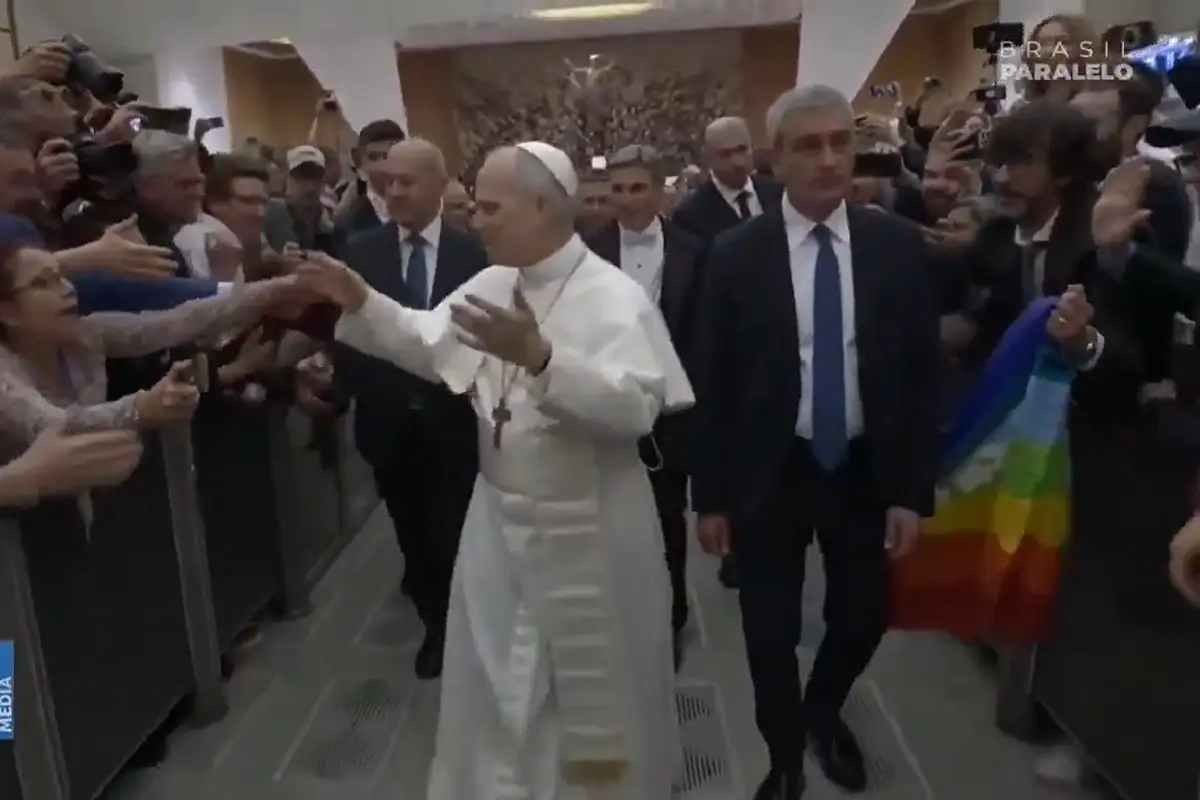 ¿El papa León XIV ignoró a feligreses con la bandera LGBT?